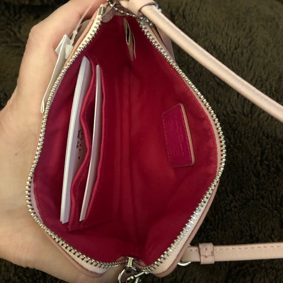 FLASH SALE!! NWT Coach Extremely RARE Floral Wristlet!!! - Picture 5 of 5